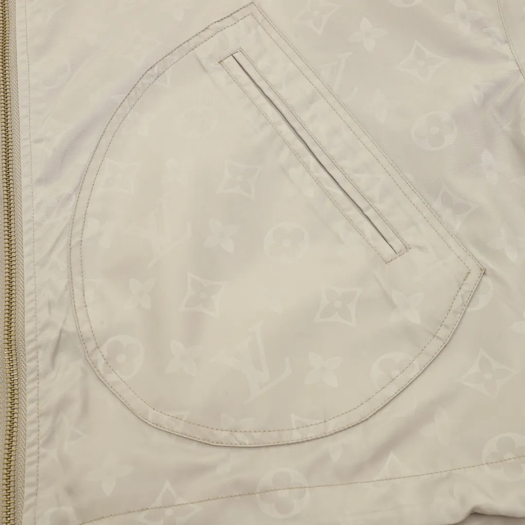 🅿️570 Louis Vuitton/Louis Vuitton All-over Printed Presbyopic Workwear Pocket Windbreaker Zipper Jacket Purchase the original version and have it printed immediately. The fabric is made of custom densely spun technical fabric that is light and thin, and the upper body is silky and breathable. Infrared positioning cutting, workwear-style windbreaker design, the upper body is invincible and versatile. All details are customized and developed, and all hardware and accessories are restored to ZP. Size：XS-L